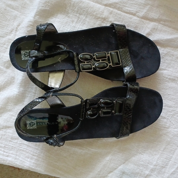 AK Anne Klein Tappy iFlex T Strap Black Sandal Sz 6, embellished - Picture 2 of 6